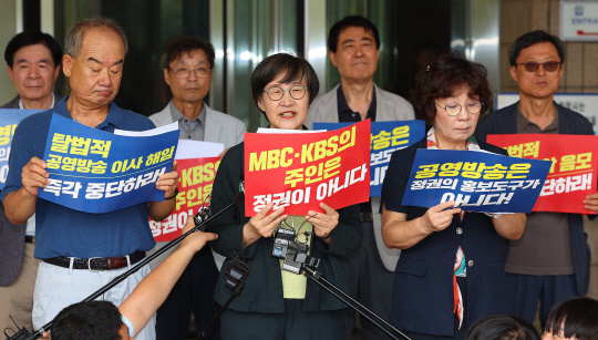 남영진 KBS 이사장(왼쪽부터), 권태선 방송문화진흥회 이사장, 유시춘 EBS 이사장 및 공영방송 이사들이 14일 오전 정부과천청사에서 긴급기자회견을 하고 있다. 이날 방송통신위원회는 전체회의를 열고 남영진 KBS 이사장과 정미정 EBS 이사에 대한 해임 의결안을 처리할 예정이다. [과천=연합뉴스]